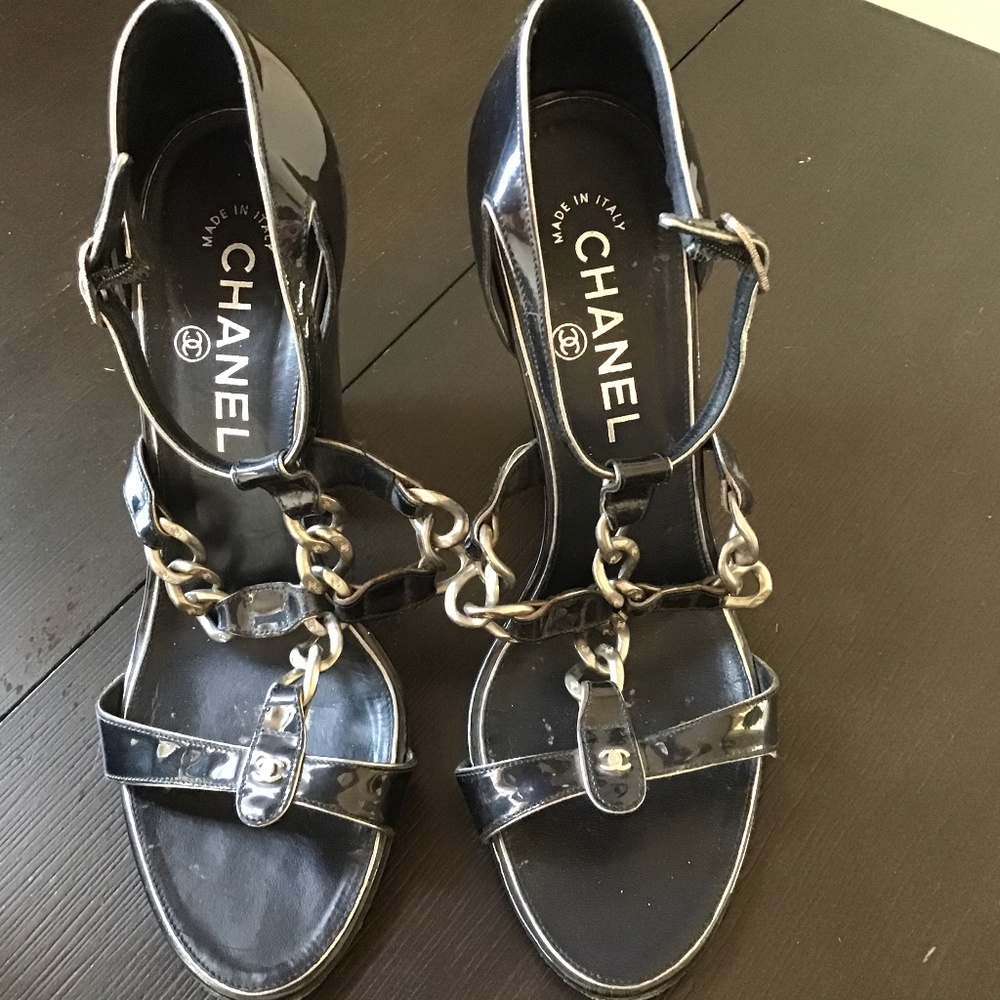 Chanel scrappy navy patent leather sandals 38